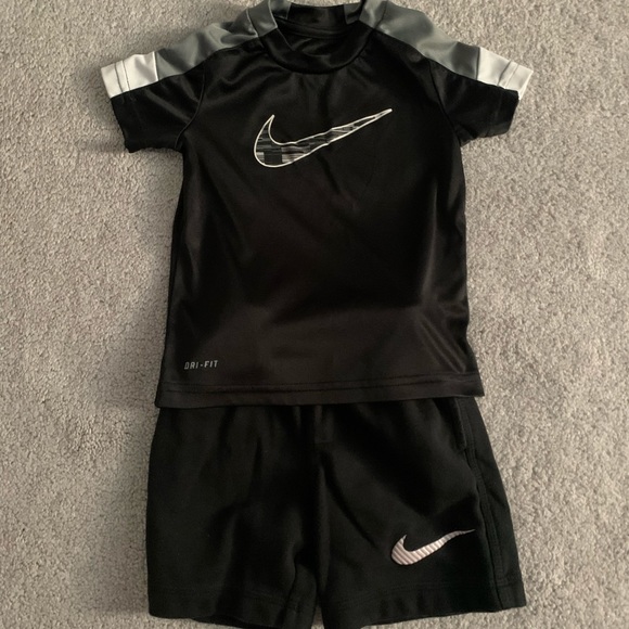 2T clothing - Picture 2 of 3